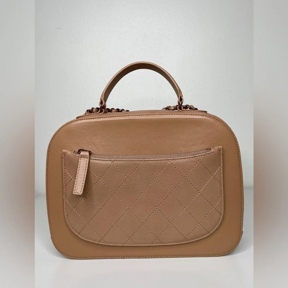 Chanel Coco Curve Vanity – Beige Shiny Calfskin & Goatskin, Antique Gold-Tone Ch